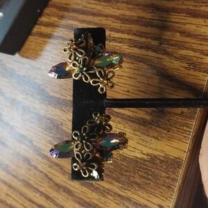 Fastedrhinestones and flower clip-on earrings